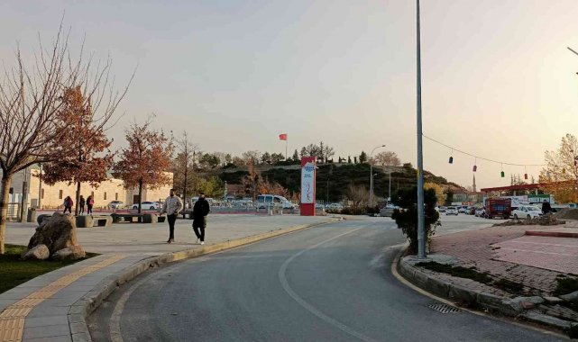 Rüzgardan yırtılmaması için Kalehöyükteki Türk Bayrağı kaldırıldı