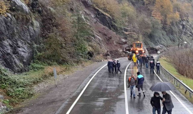 Şalpazarı-Beşikdüzü karayolunda heyelan