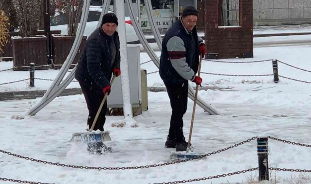 Sarıkamış'ta kar yağışı etkili oluyor