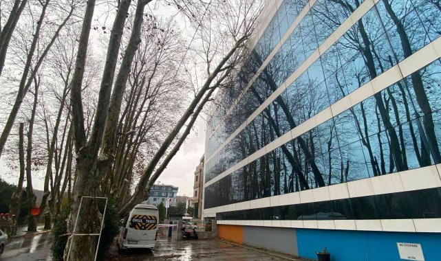 Sarıyer'de çatılar uçtu ağaçlar devrildi