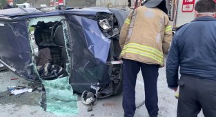 Sarıyer'de ticari araç ile kargo aracı çarpıştı, baba oğul yaralandı