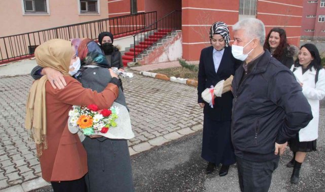 Şefika Öğretmen, sürpriz karşısında gözyaşlarını tutamadı