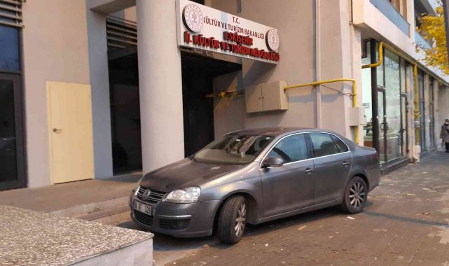 Şehir merkezinde yaya kaldırımına park eden araç vatandaşları hayrete düşürdü