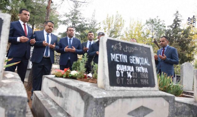 Şehit öğretmenler kabirleri başında anıldı