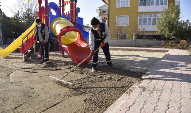 Selçuklu'da 71 çocuk parkının kumu değişti