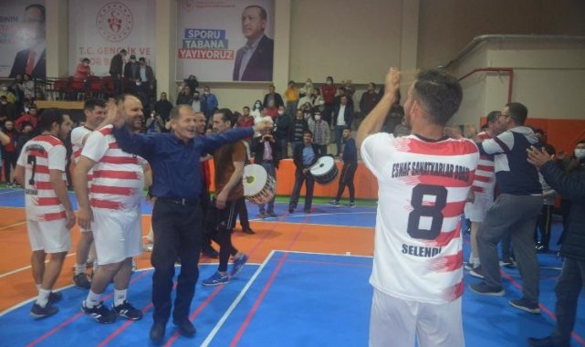 Selendi&#039;de kurumlar arası voleybol turnuvasının şampiyonu Esnaf Spor oldu