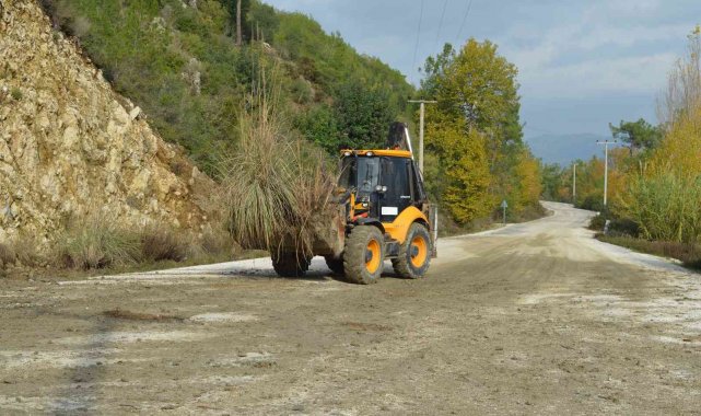 Serik'te selden etkilenen yollarda temizlik çalışması