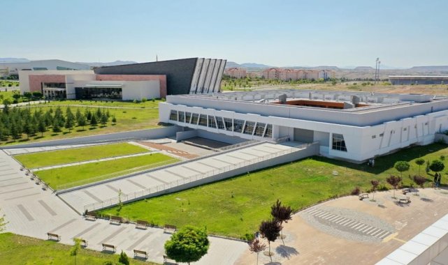 Sezai Karakoç'un ismi NEVÜ Öğrenci Yaşam Merkezi'ne Verildi