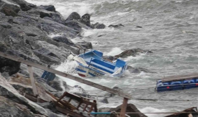 Şiddetli Lodos nedeniyle Pendik'te 2 balıkçı teknesi battı