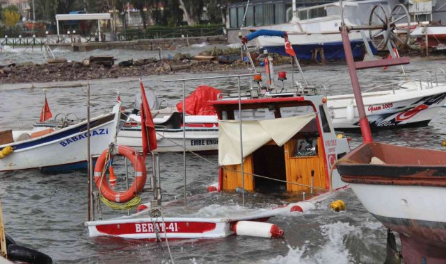 Şiddetli rüzgar balıkçı teknelerini de vurdu, 7 tekne alabora oldu