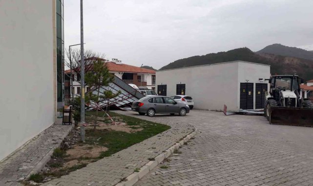 Şiddetli rüzgar hastanenin çatısını uçurdu