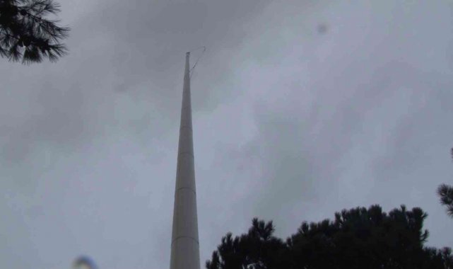 Şiddetli rüzgar nedeniyle Çamlıca Tepesi'ndeki Türk bayrağı uçtu