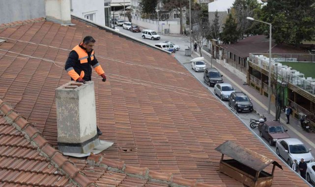 Şiddetli rüzgar nedeniyle yerinden çıkan baca şapkası korkuya sebep oldu