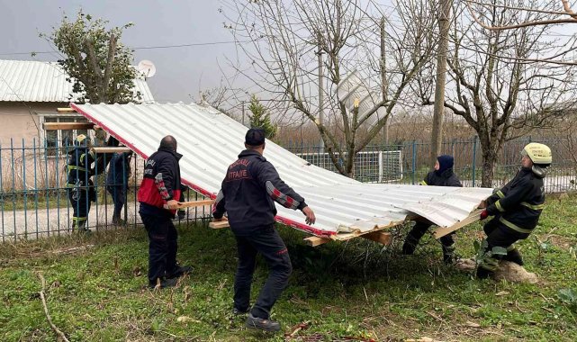 Şiddetli rüzgarda evin çatısı uçtu