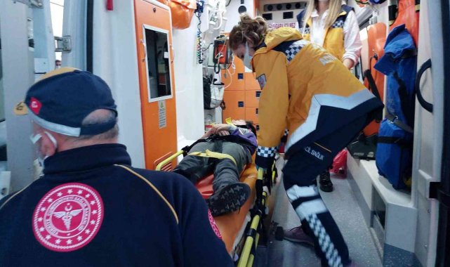 Şiddetli rüzgardan üzerlerine tabela düşen anne-oğul yaralandı