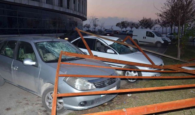 Şiddetli rüzgarın söktüğü çatı otomobillerin üzerine düştü