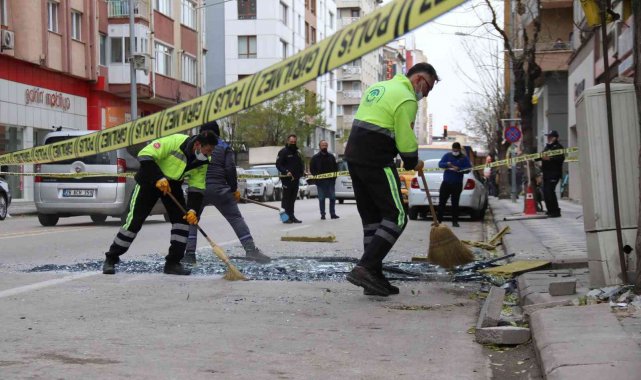 Şiddetli rüzgâr camları düşürdü, 1 araçta maddi hasar oluştu