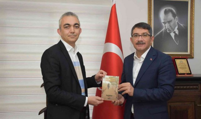 Şiir kitabını Başkan Çelik'e hediye etti