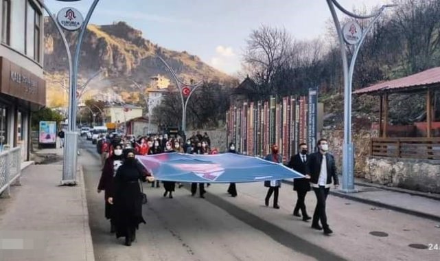 Sınırda şehit öğretmenler için yürüyüş