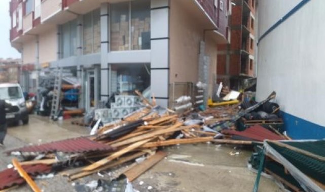 Sinop'ta fırtına: Evlerin çatısı uçtu