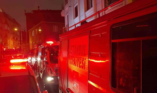 Şişli'de fırtınada uçan çatı başka bir binanın çatısına düştü