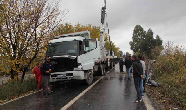 Söke Bağarası karayolunda kamyon devrildi