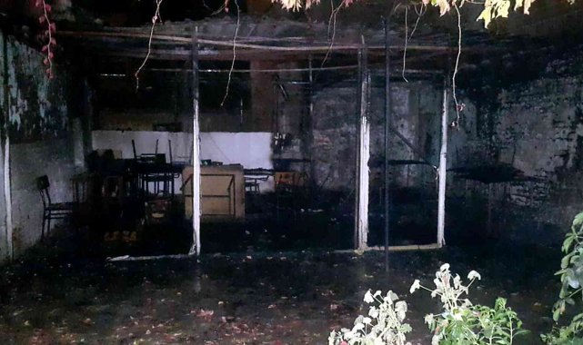 Söke'deki yangında çay ocağının bahçesi yandı