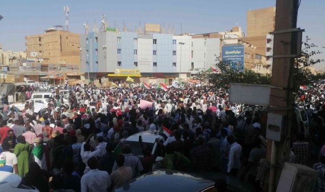 Sudan'da binlerce kişi askeri yönetime karşı yürüdü