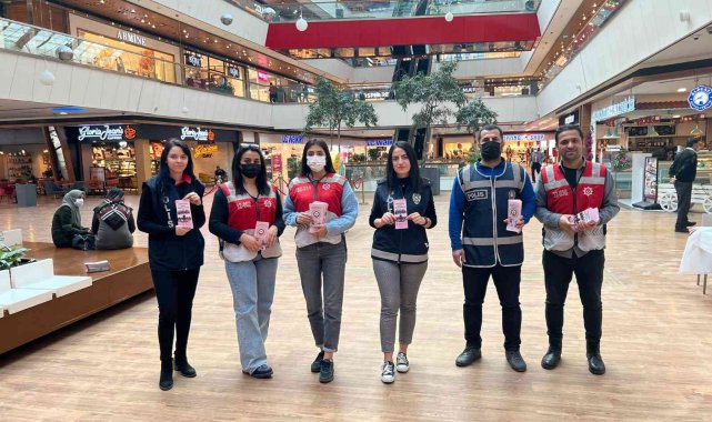 Sultanbeyli'de polisler kadınlara KADES'i tanıttı