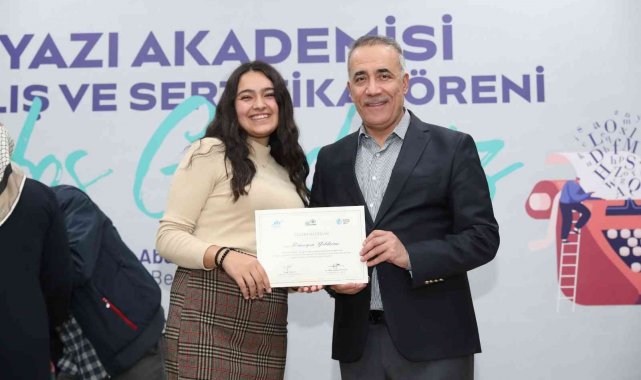 Sultangazi Yazı Akademisi'nin Genç Edebiyatçıları sertifikalarını aldı