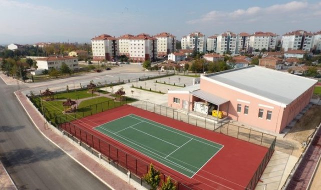 Suluova'da tenis kortunun yapımı tamamlandı