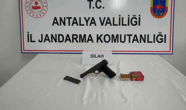 Şüphe üzerine durdurulan adamın üzerinde ruhsatsız tabanca bulundu