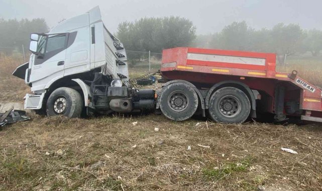 Sürücüsünün direksiyon hakimiyetini kaybettiği tır devrildi