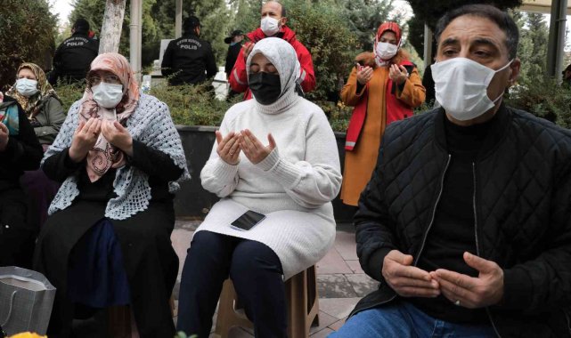 Tahir Elçi'ye yapılan saldırıda şehit olan polis memuru mezarı başında anıldı