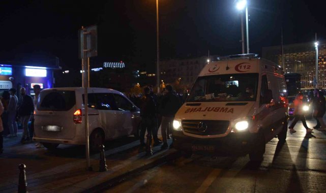 Taksim'de bıçakla bacağından yaralanan şahıs hastaneye kaldırıldı