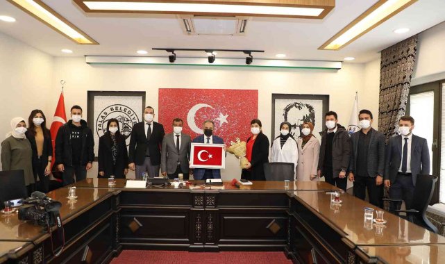 Talas'ta öğrenciler, öğretmen başkanı ziyaret ederek gününü kutladı