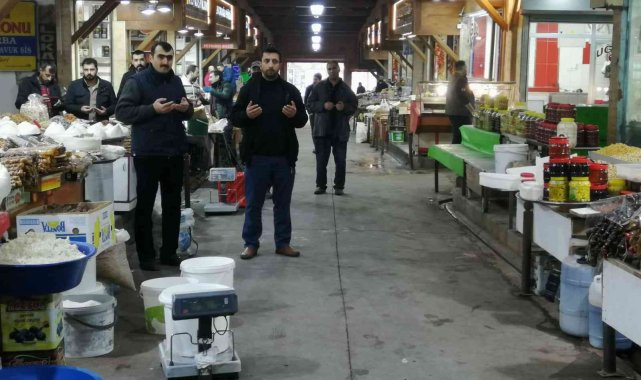 Tarihi kapalı çarşıda ahilik geleneği sürdürülüyor: Hep birlikte dua ederek iş yerlerini açtılar