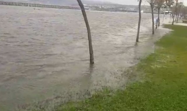 Tekirdağ tsunamiyi andıran görüntüler: Deniz şehre aktı