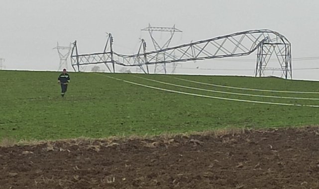 Tekirdağ'da fırtına elektrik direklerini devirdi