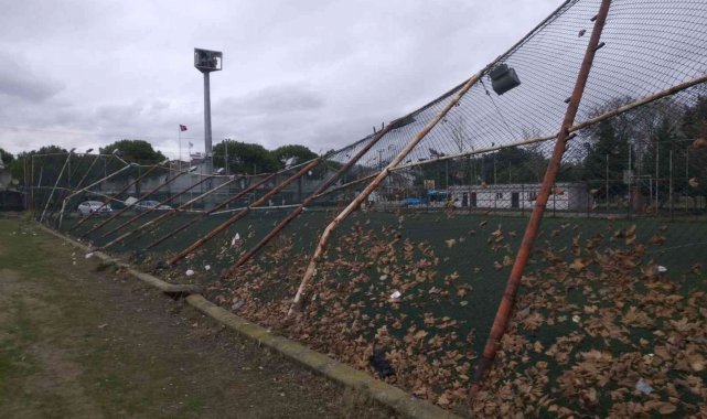 Tekirdağ'da fırtına halı sahanın demir çitlerini yıktı