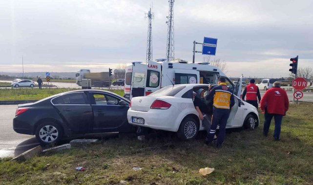Tekirdağ'da iki otomobil çarpıştı: 5 yaralı
