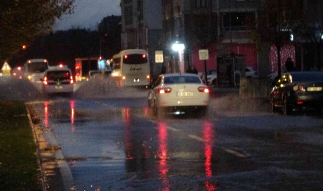 Tekirdağ'da yağmur caddeleri göle çevirdi
