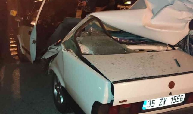 Tıra arkadan çarpan otomobil ikiye bölündü