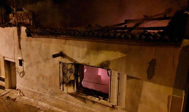 Tire'de müstakil ev çıkan yangında küle döndü