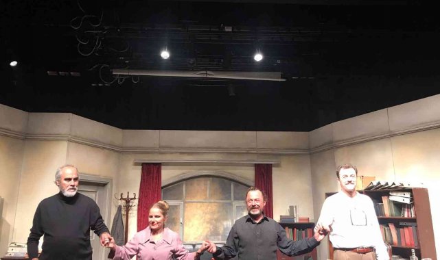 Tiyatro perdeleri " Profesyonel" ile yeniden açıldı