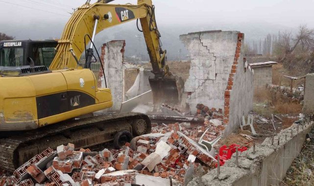 Tokat'ta kaçak 33 yapı yıkılıyor