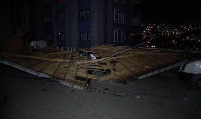 Trabzon'da şiddetli fırtına ağaçları yerinden söktü, çatıları uçurdu