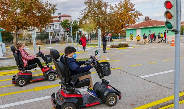 Trafik kurallarını eğlenerek öğreniyorlar