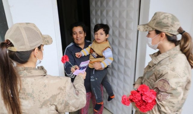 Tunceli'de jandarma ekipleri, kadınlara karanfil dağıtıp KADES'i anlattı
