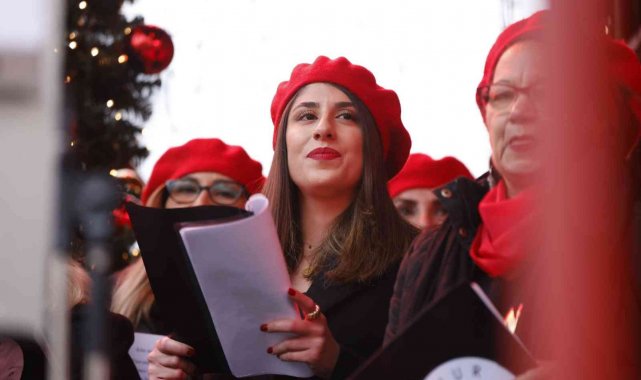 Türk korosundan Tarihi Dom Katedrali Meydanı'nda konser